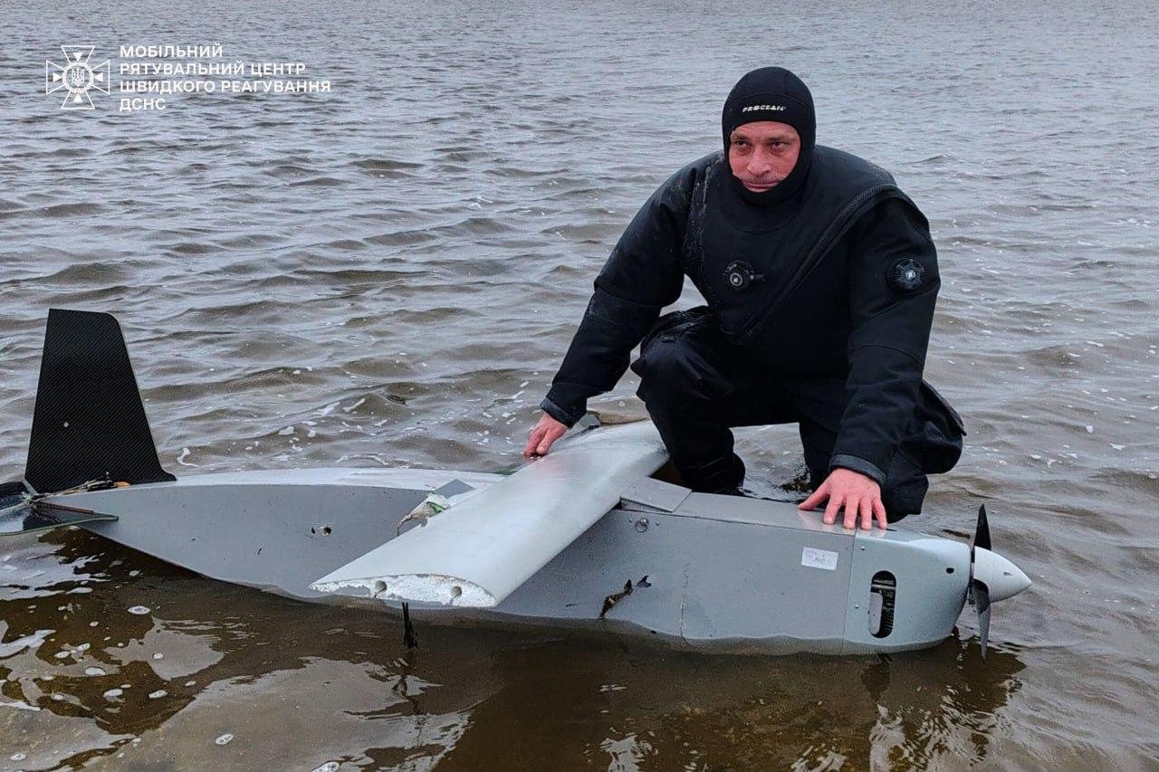 З Київського водосховища підняли уламки дрона
