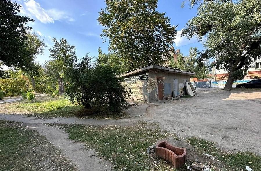 На місці будки в Києві хочуть побудувати будинок з ТРЦ