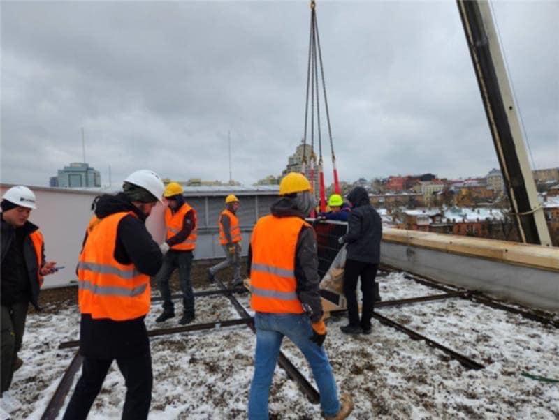 На даху київського ЦУМу встановлюють сонячні панелі