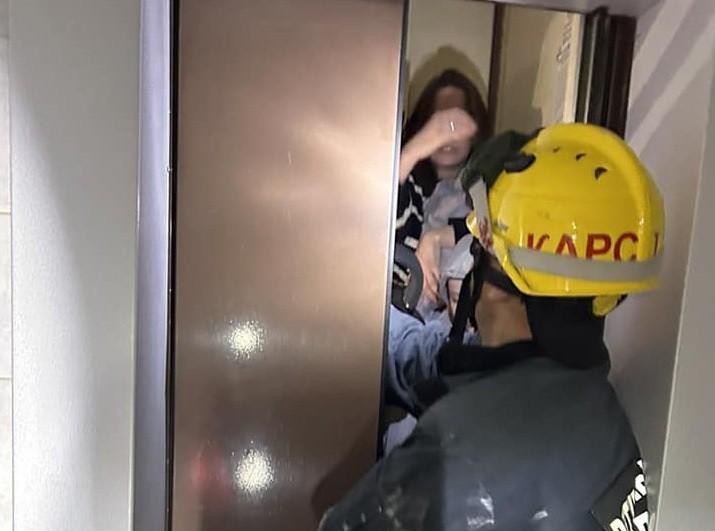 У столичному будинку визволяли людей одразу з двох ліфтів