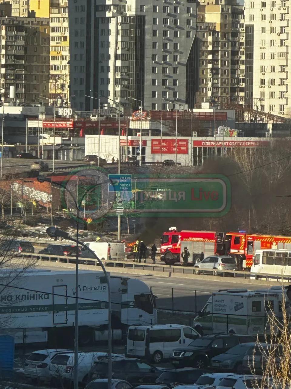 У Києві на проспекті Бажана загорівся автомобіль