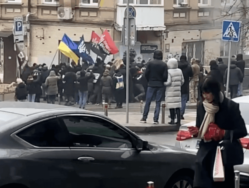 Масова сутичка у Києві: дев’ятеро людей затримали під час заходу ЛГБТ
