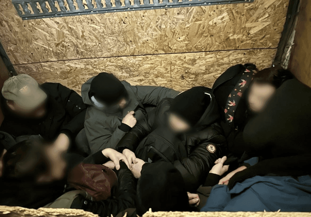 Ховалися у бусі за мішками з овочами: на кордоні затримали вісьмох ухилянтів, двоє з них – з Київщини