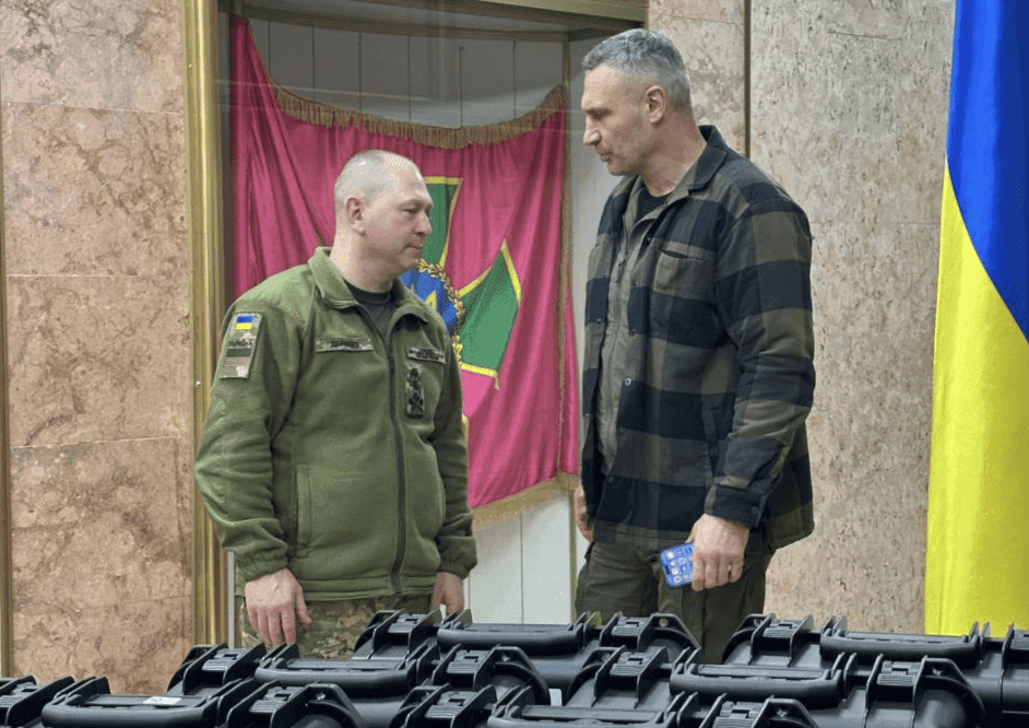 Вони першими дали бій окупантам: Київ передав прикордонникам ще тридцять квадрокоптерів Mavic