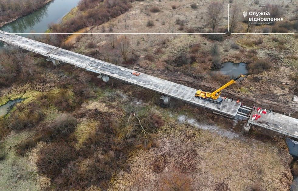 На Київщині відбудовують 300-метровий міст через річку Тетерів