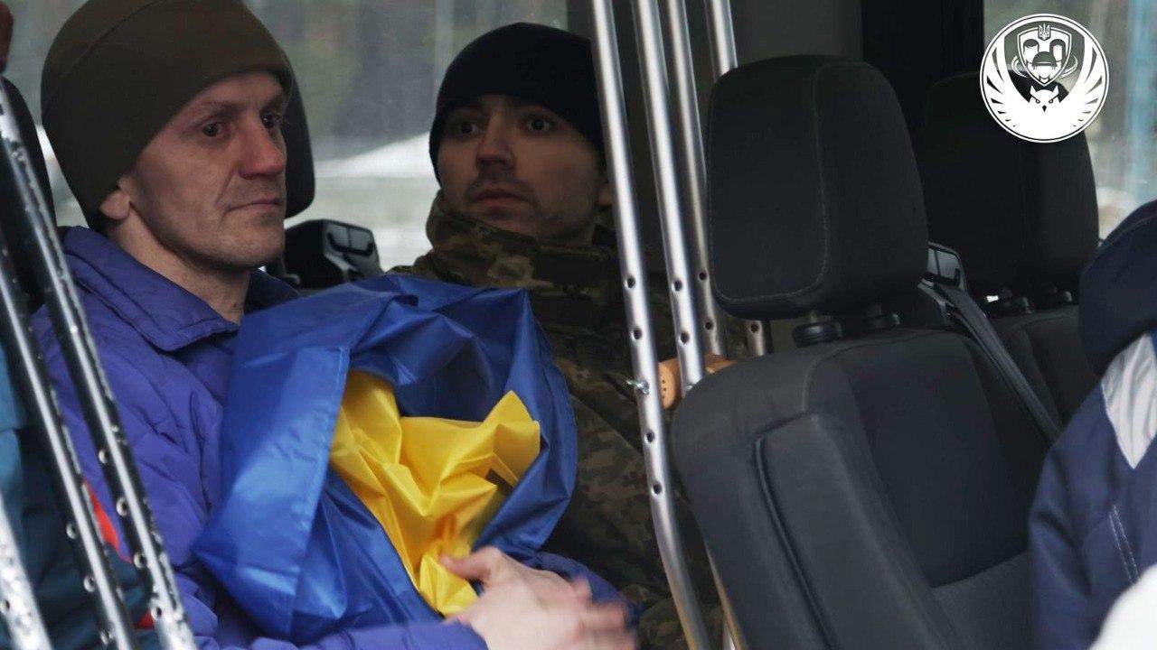 З російського полону повернулись 25 важкохворих та поранених захисників