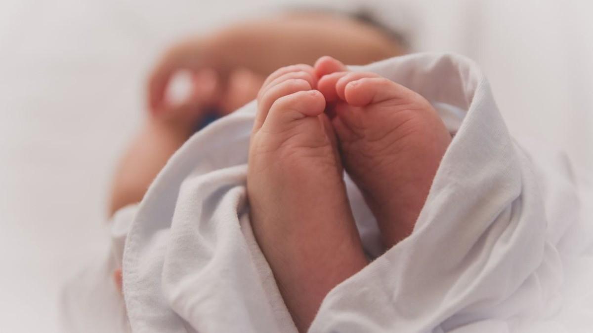 На Київщині викинули у холоднечу на вулиці новонароджене дитя – батьків розшукують
