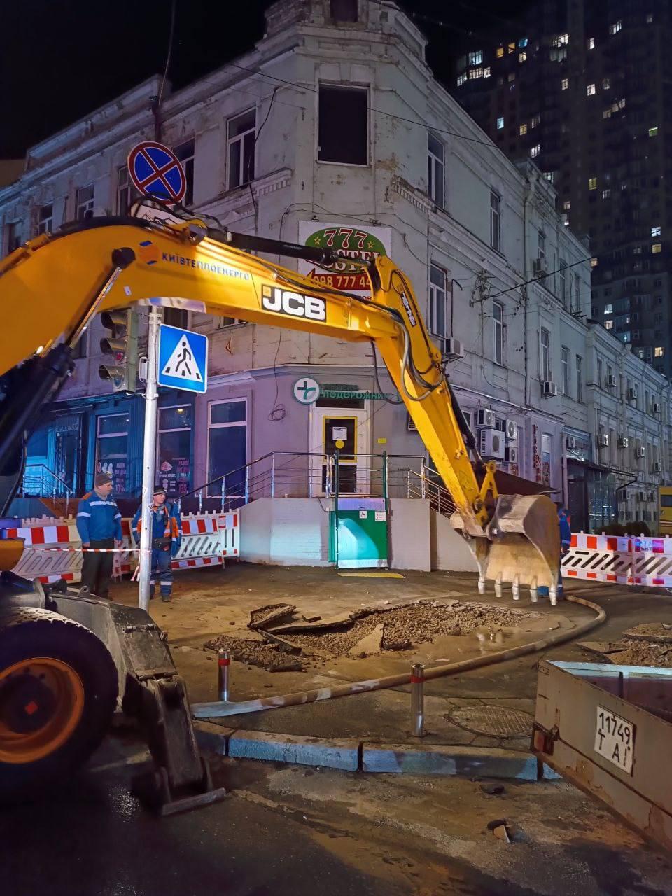 Прорив тепломережі в центрі Києва: тріщини в асфальті та пошкодження історичних будівель