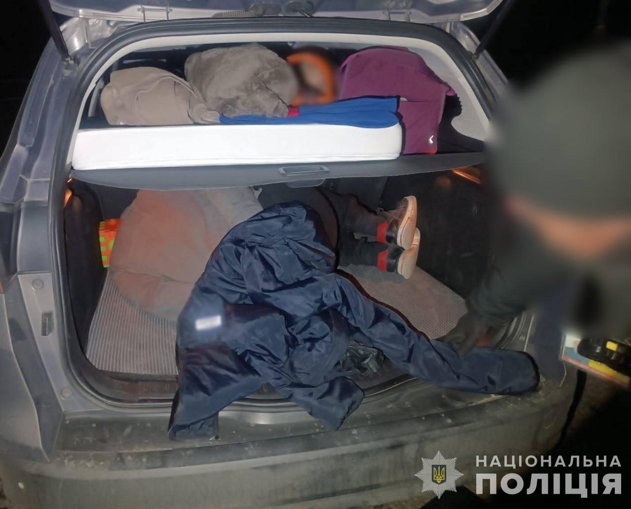 На кордоні з Одещиною викрили сім’ю іноземців, яка намагалася вивезти киянина в багажнику