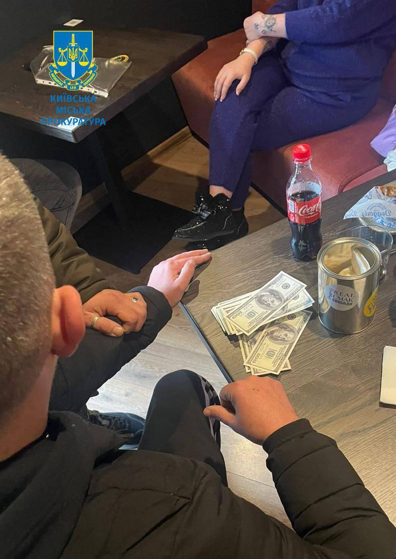 Посадовець ДСНС та по сумісництву голова благодійного фонду з двома підлеглими «благодійниками» продавали позашляховики, завезені як допомога для військових