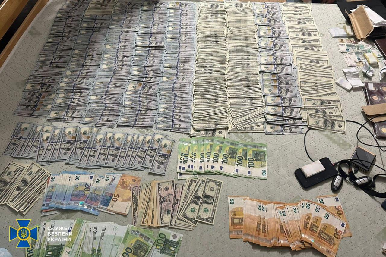 СБУ затримала у Києві банківського посадовця, який фінансував армію рф