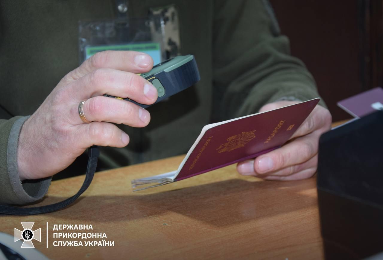 Прикордонники виявили нову схему перетину кордону – українець прикупив собі трьох «дітей»