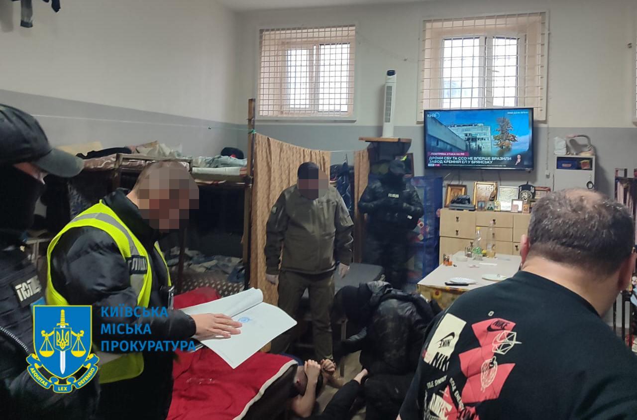 У Київському СІЗО чотирьом арештантам повідомлено про підозру у вимаганні $10 000