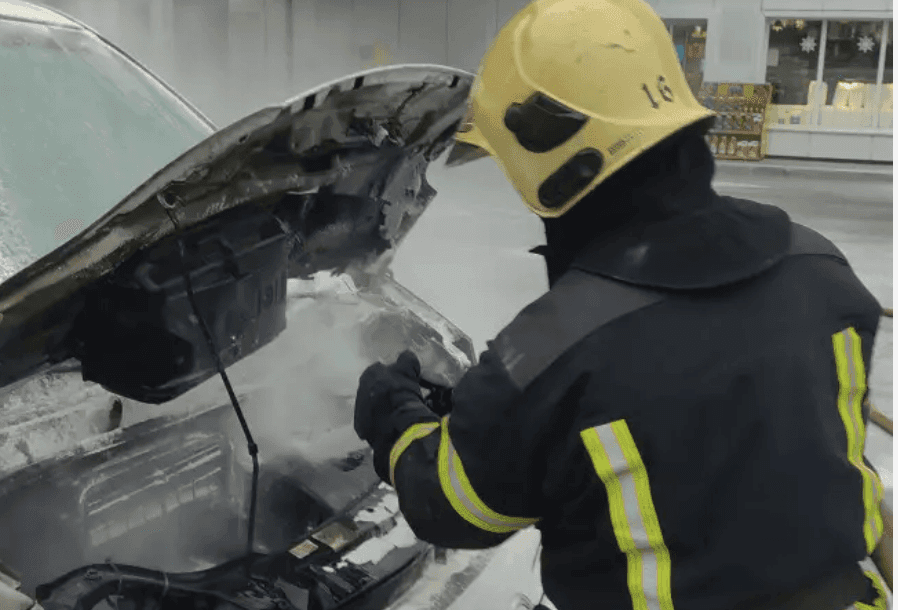 На столичній АЗС спалахнув мікроавтобус