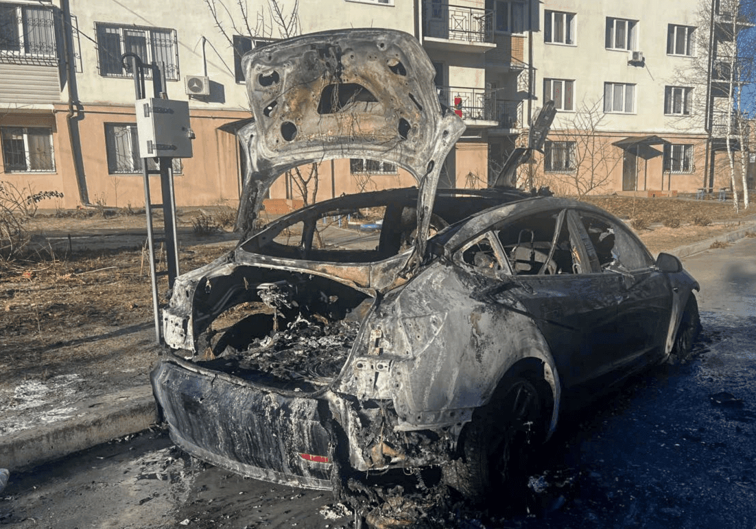 На Київщині чоловік через сварку підпалив Tesla знайомого