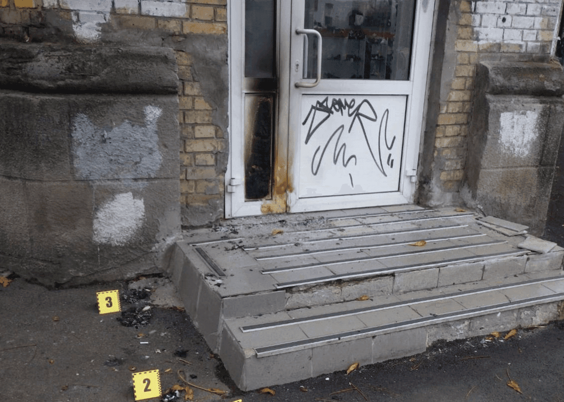 Може сісти на 10 років: у Києві 19-річний хлопець намагався підпалити взуттєвий магазин