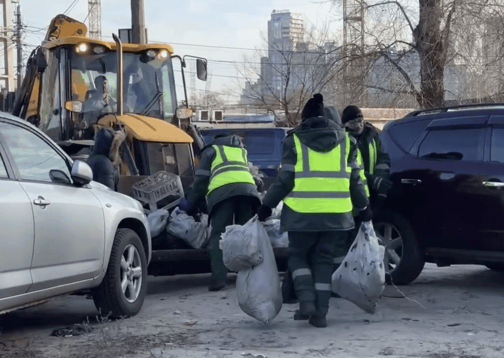Поблизу станції метро «Славутич» прибрали стихійне сміттєзвалище