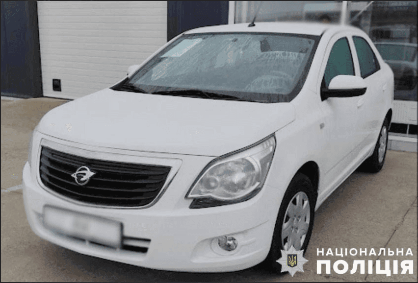Чиновник Подільської РДА закупив автівки за завищеними цінами