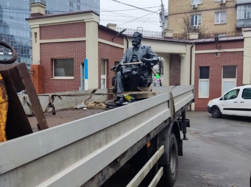 На Печерську комунальники демонтували пам’ятник Івану Павлову