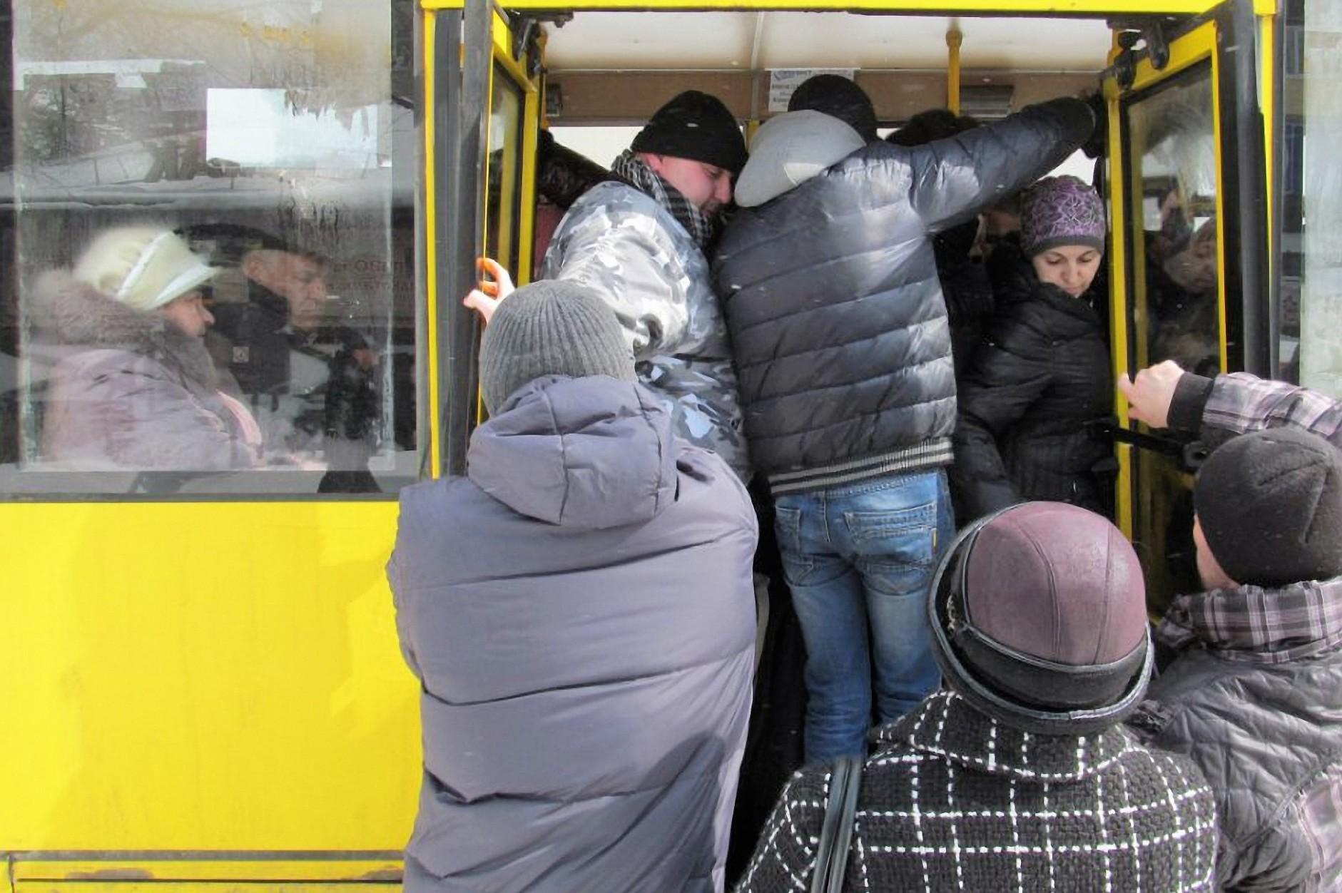 Тісно, однак водію вигідно: як маршрутники відбирають пасажирів у Київпастрансу