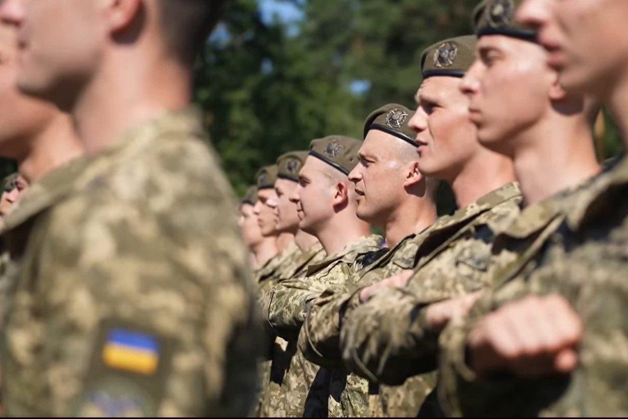 молоді військовослужбовці