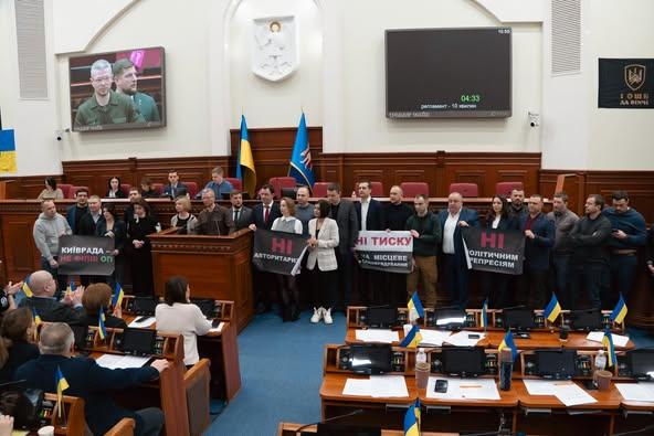 депутати "ЄС" заблокували трибуну Київради