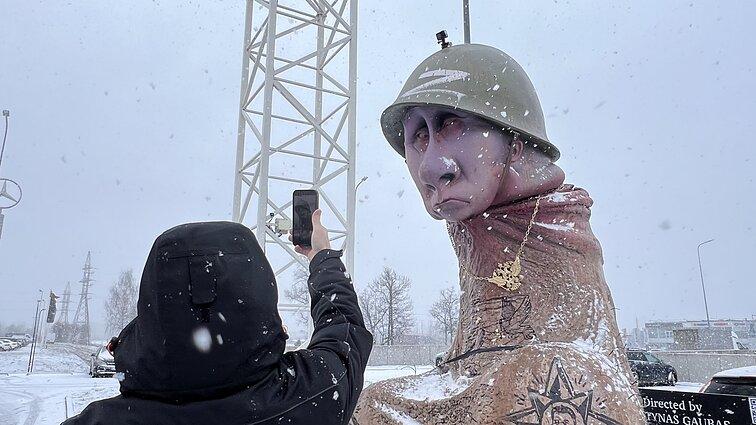 провокаційну скульптуру «Чуйло», яка символічно зображує президента Росії Володимира Путіна