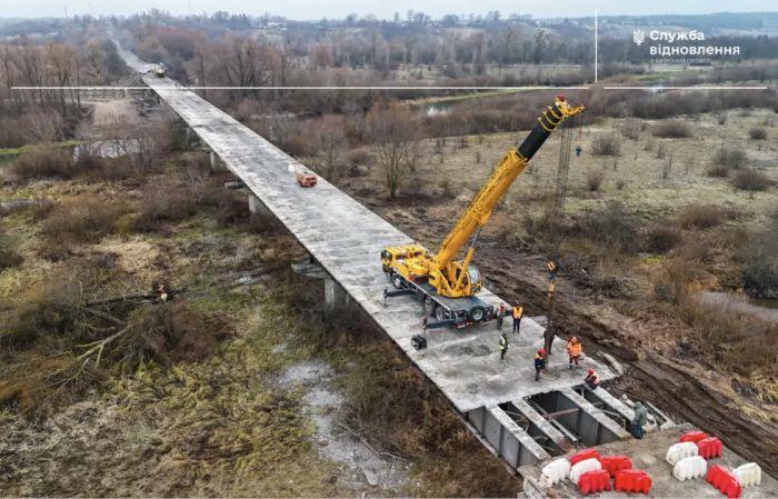 На Київщині триває демонтаж одного з найдовших мостів області через річку Тетерів