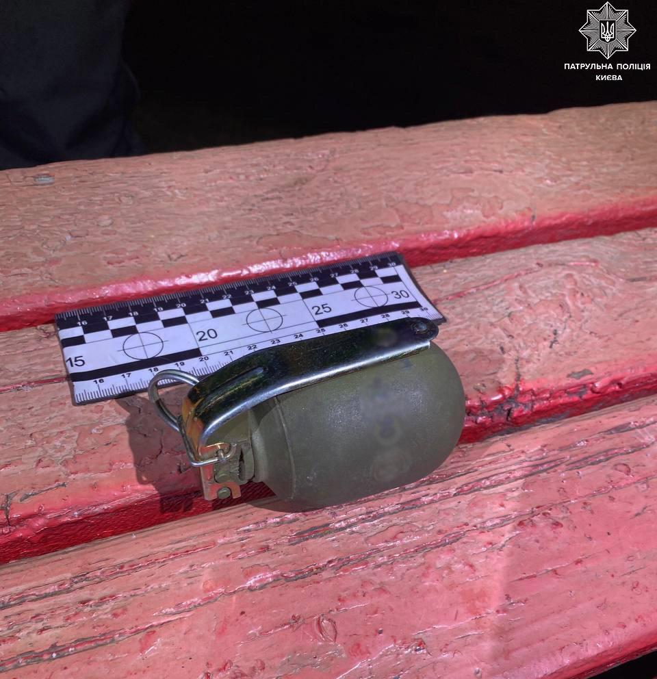 У Деснянському районі Києва на зупинці громадського транспорту виявили гранату