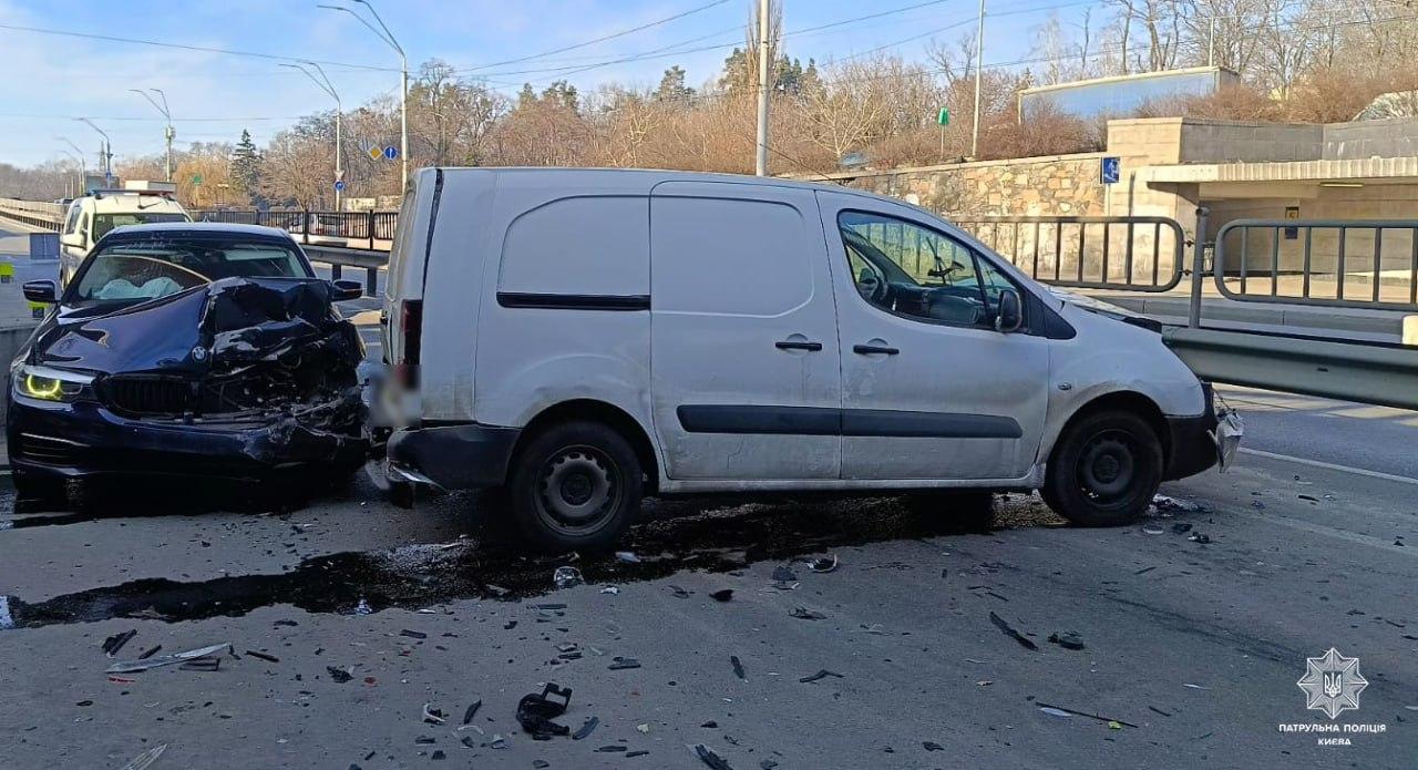 У Києві ускладнено рух через ДТП на проспекті Берестейському