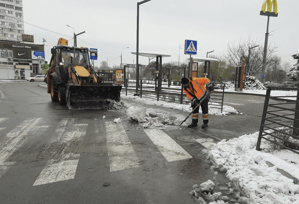 Водіїв та пішоходів сьогодні просять бути обережними на дорогах