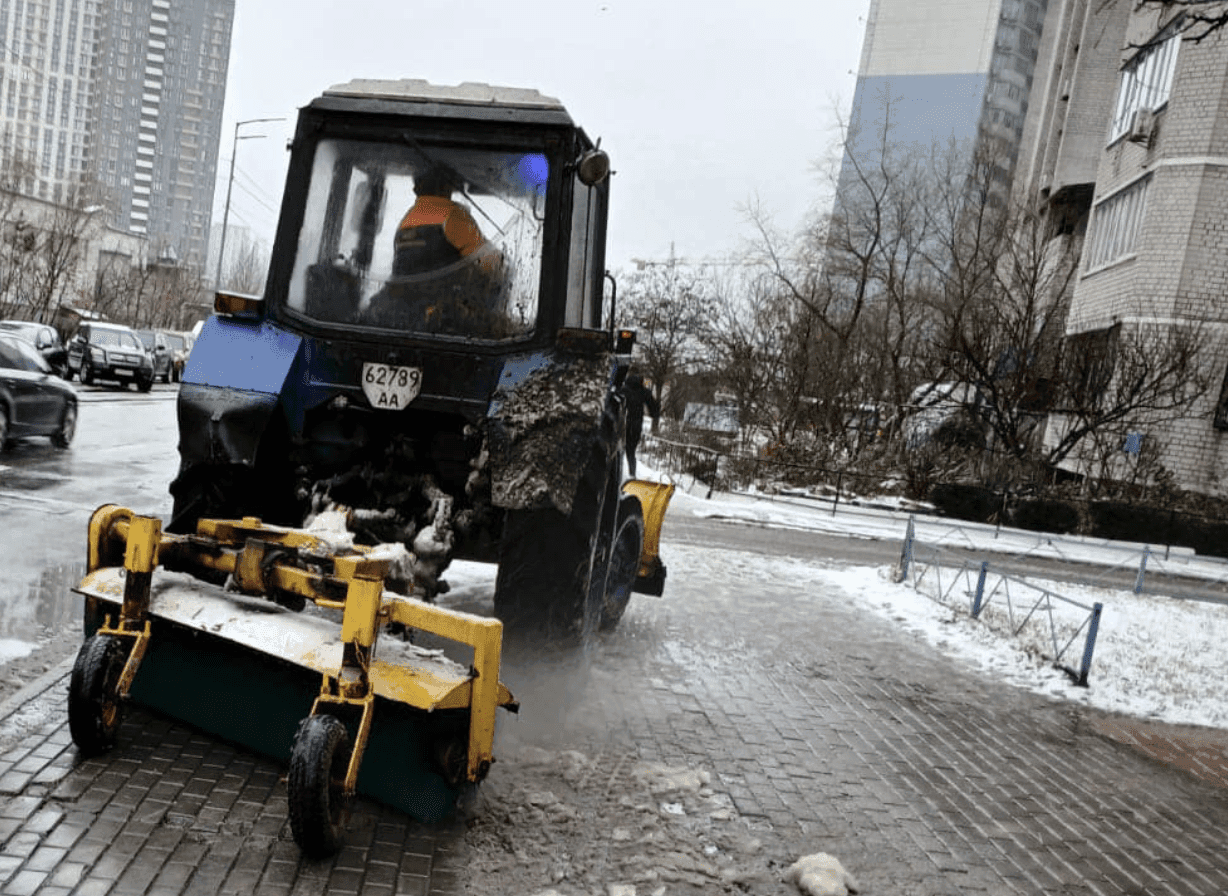 Київ чистять від снігу: водіїв та пішоходів закликають бути обережними