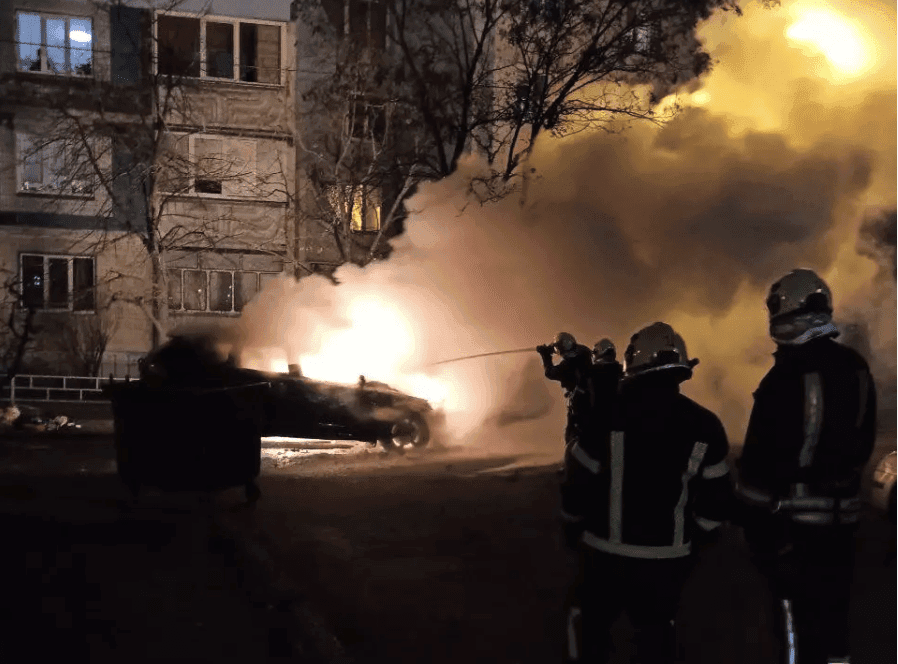 На Троєщині масово горіли автівки