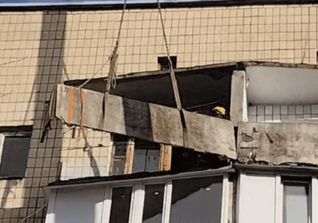 Могли впасти у будь-який момент: аварійні плити прибрали з балкону будинку на Подолі