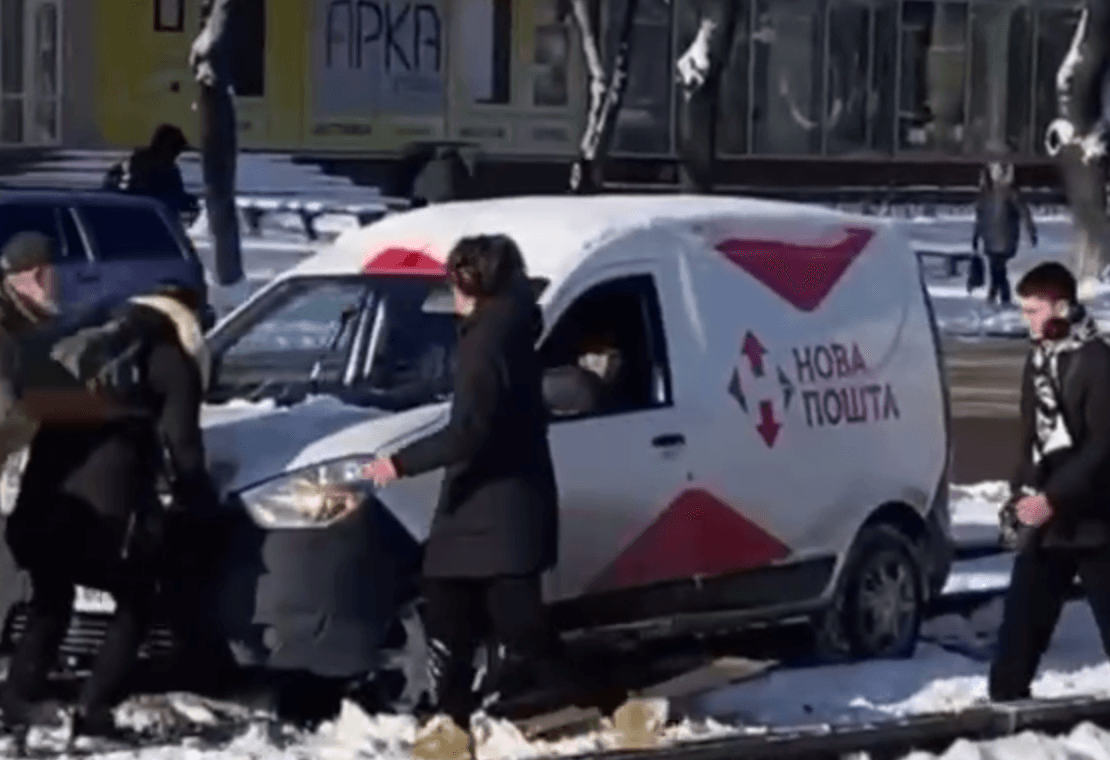 На Куренівці автівка «Нової пошти» застрягла на коліях та зупинила рух трамваїв
