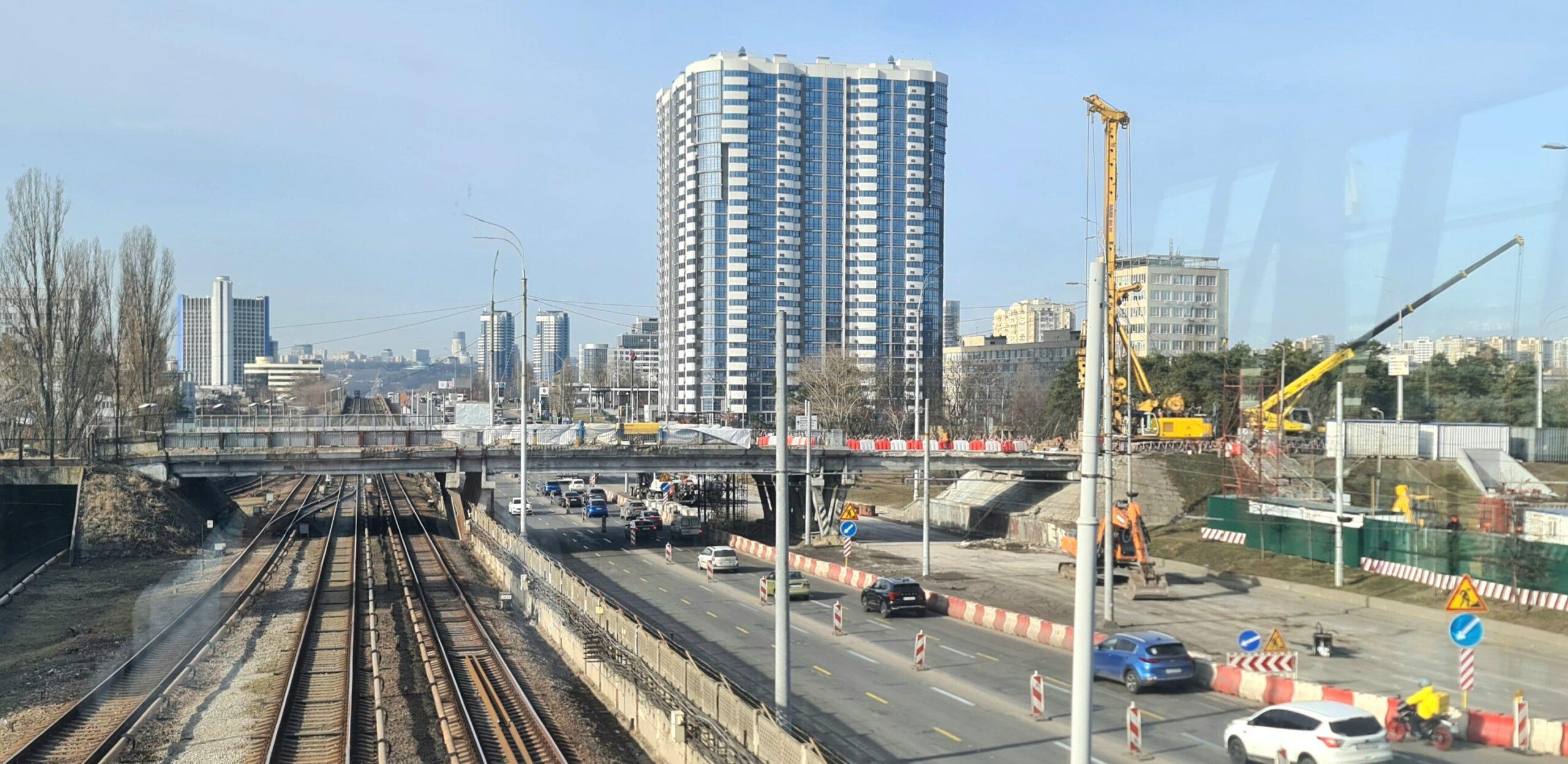 Демонтаж шляхопроводу біля станції метро Дарниця