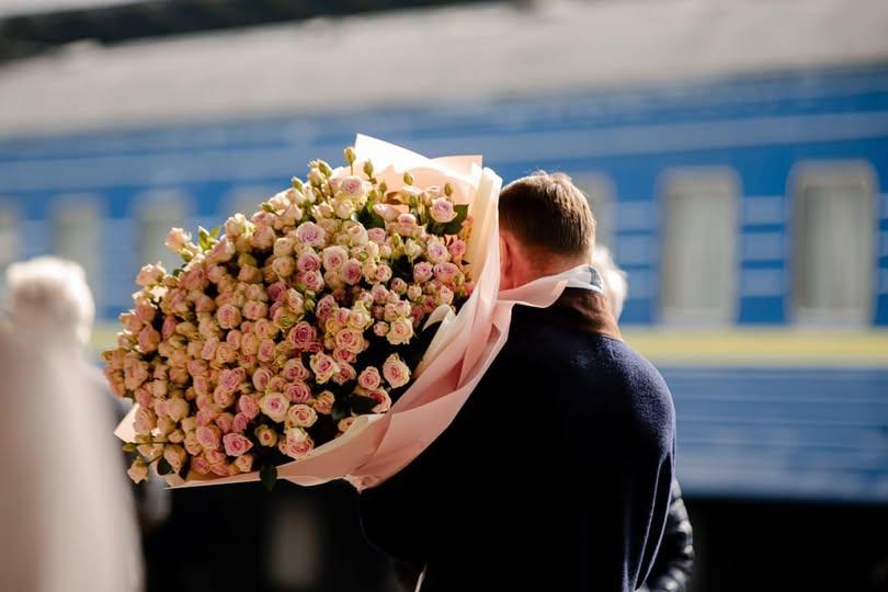 поїзд чоловік з квітами