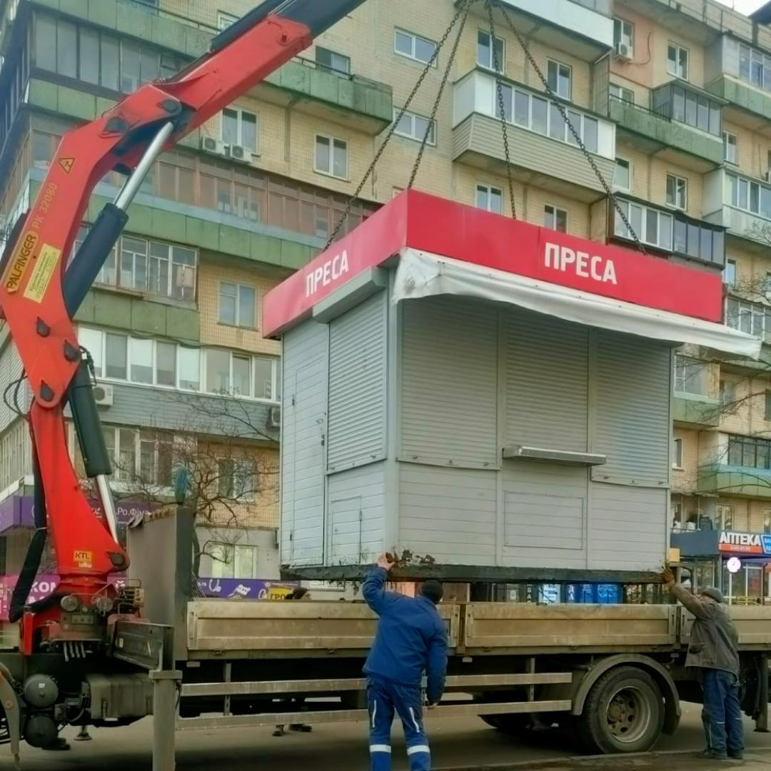 Демонтаж МАФів на вулиці Архипенка в Оболонському районі