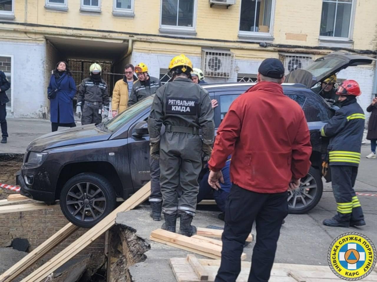рятувальники дістали автівки з провалля на Печерську