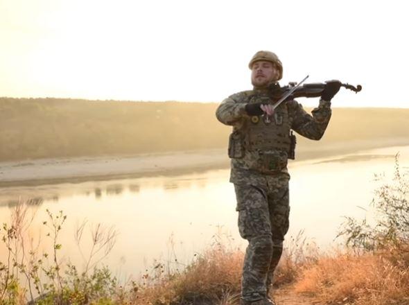 Скрипаль-захисник Мойсей Бондаренко створив весняний кліп неймовірної краси