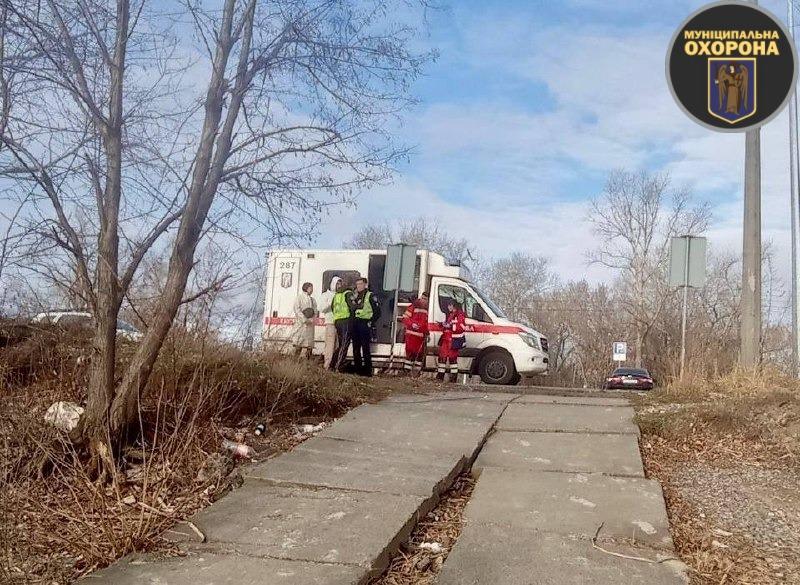 У Києві чоловік стрибнув із Північного моста