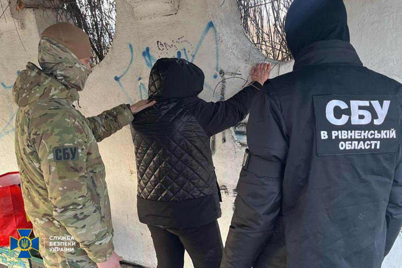 СБУ затримала агентку ФСБ, яка готувала теракт біля Рівненського ТЦК