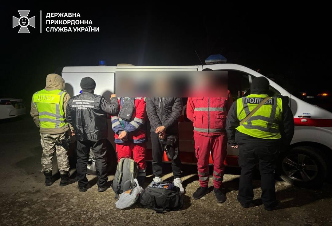 На Закарпатті “швидка” везла ухилянтів до Румунії: водію оголосили підозру