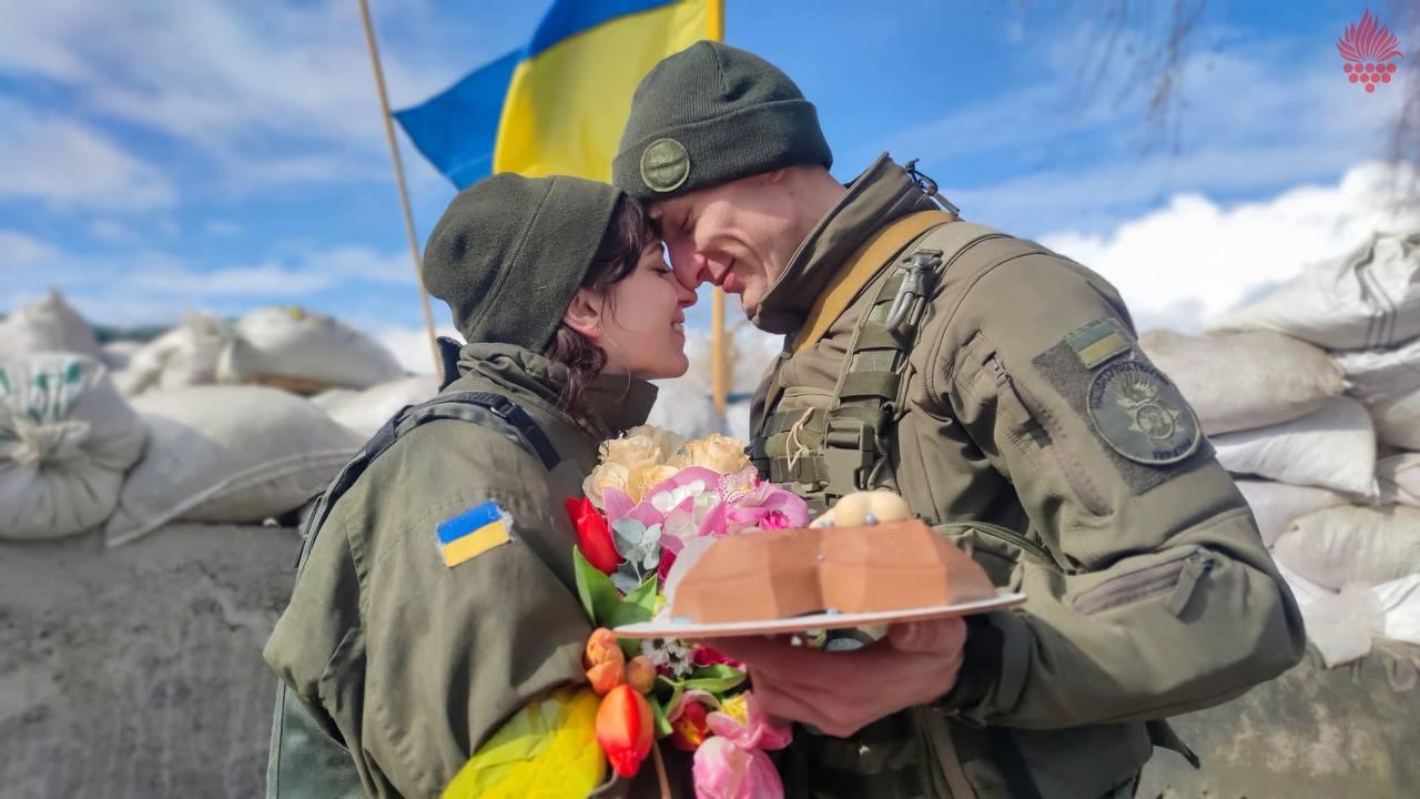 Подружжя, яке обвінчалося на блокпосту рівно три роки тому, має сина