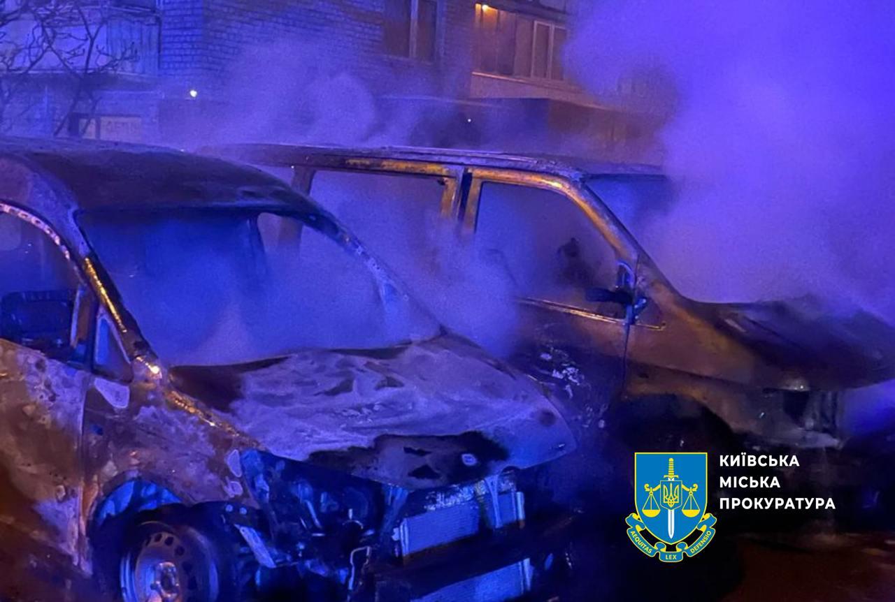 У Києві затримали паліїв автомобілів військових: чотирьом особам повідомлено про підозру