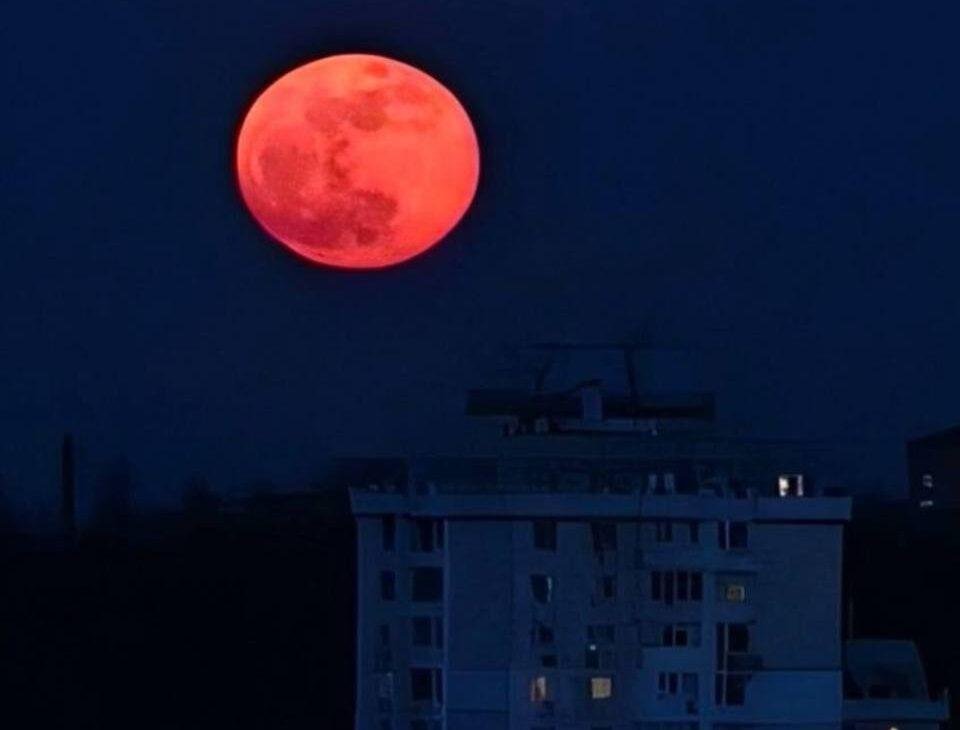 Над Києвом зійшов величезний місяць неймовірного бурштинового кольору (фото)