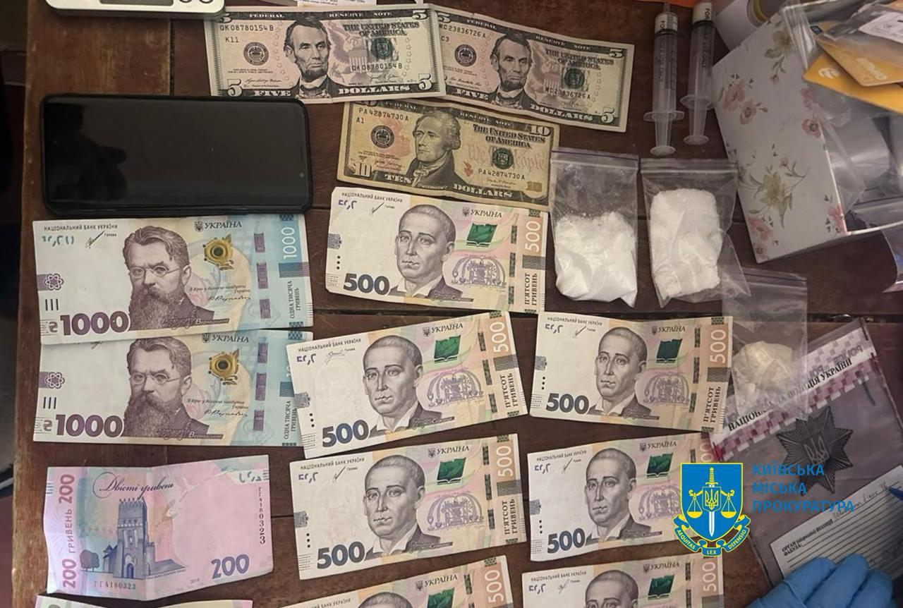У Києві судитимуть групу, що постачала наркотики до СІЗО у цукерках і бананах