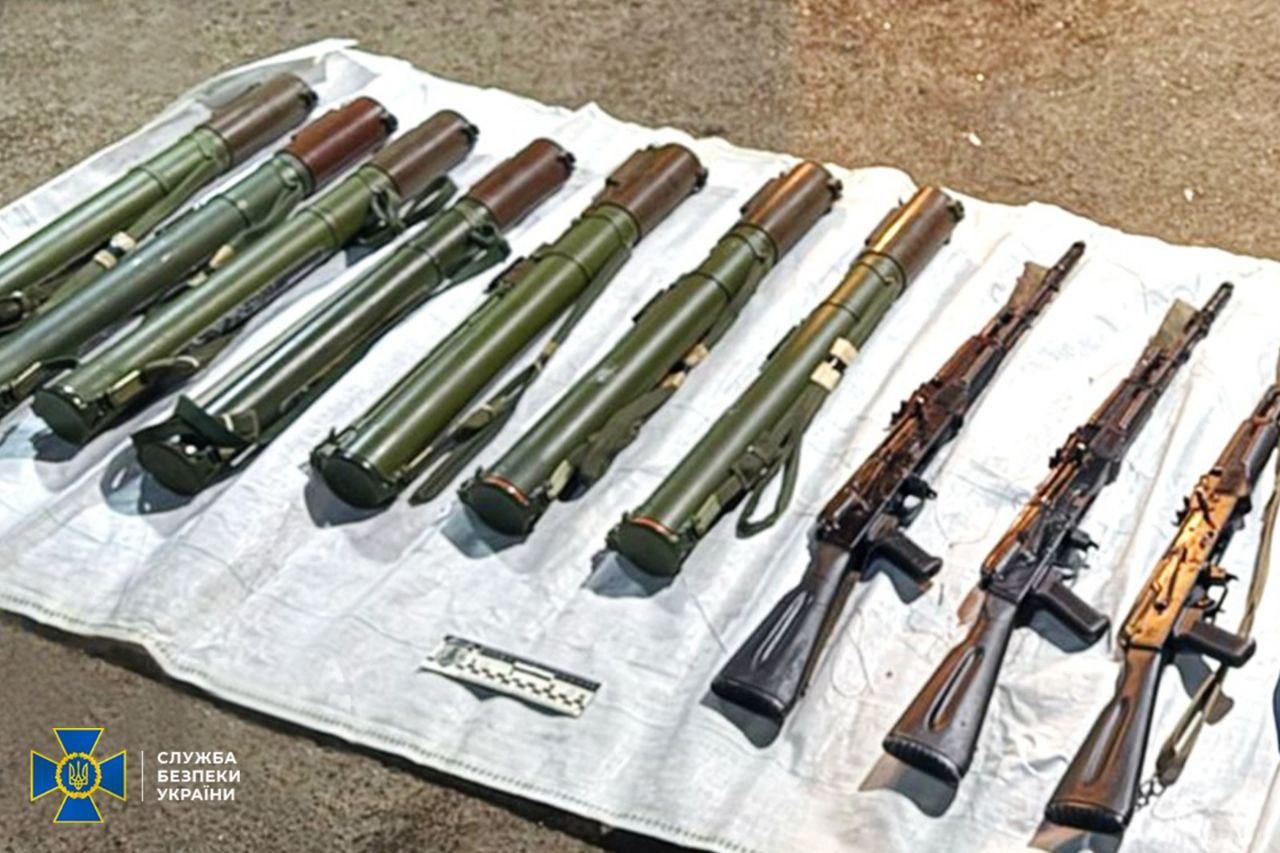 СБУ та Нацполіція затримали дев’ятьох осіб за спробу нелегального продажу «трофейної» зброї