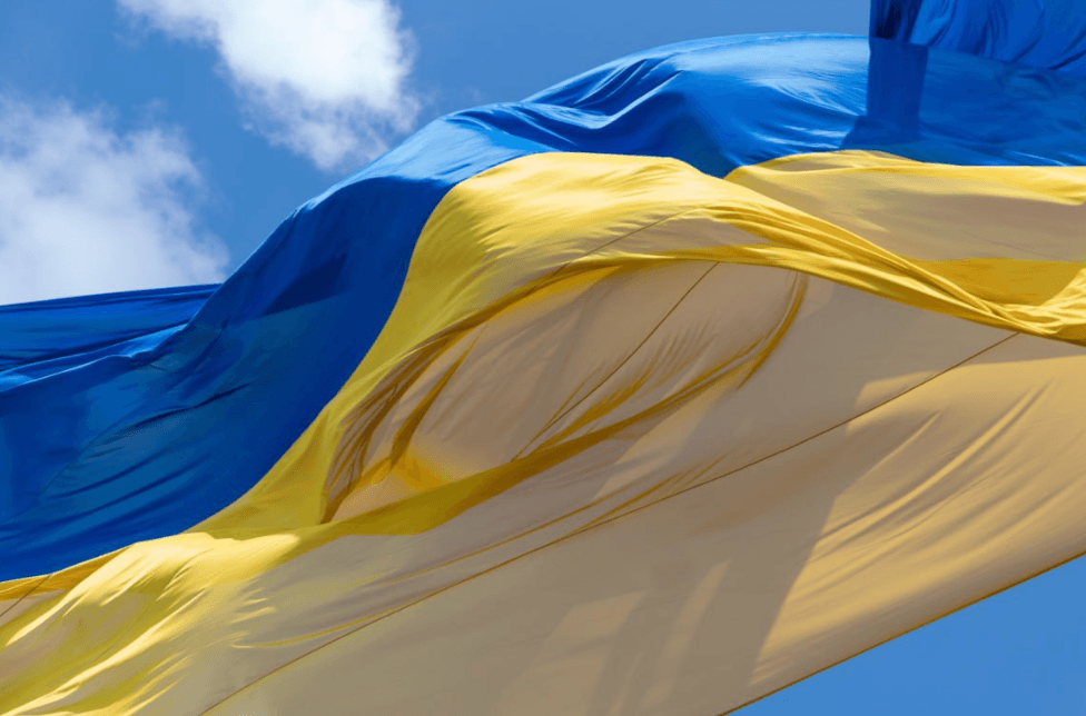 На Печерську приспустили головний прапор країни