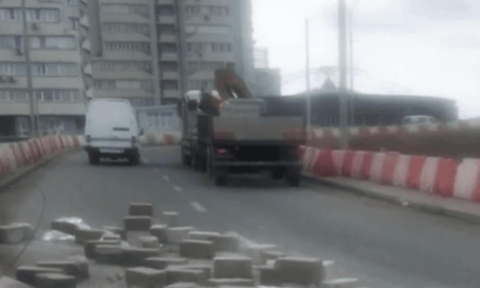 На заїзді на Шулявський міст з фури випали бетонні блоки: рух перекритий